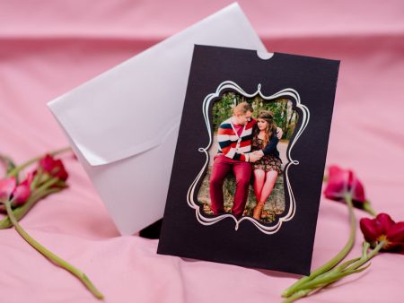 Invitatii de nunta carton subtire sidefat rama argintie relief plic sidefat 13 x 19 cm