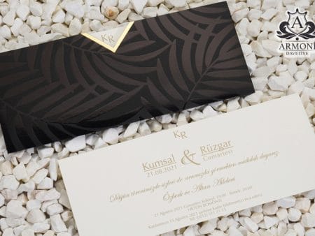 Invitatii nunta clasica cu decupaj si plic auriu 27 x 11 cm