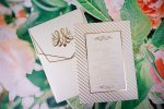 Invitatii nunta cu model modern auriu si text personalizat 15.5 x 21.5 cm 1 Invitatii nunta cu model modern auriu si text personalizat 15.5 x 21.5 cm