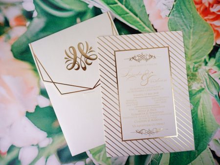 Invitatii nunta cu model modern auriu si text personalizat 15.5 x 21.5 cm