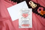 Invitatii nunta albe accesorizate cu panglica si perla 15 x 15 cm