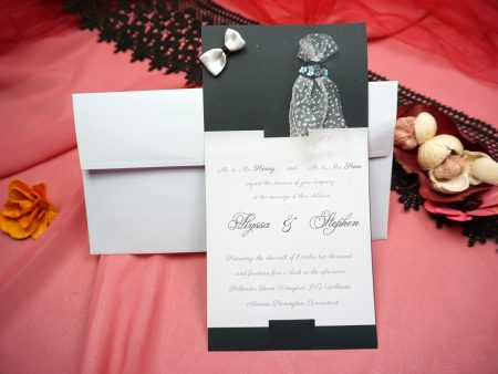 Invitatii de nunta din carton alb si negru accesorizate cu voal si papion 11 x 21.5 cm