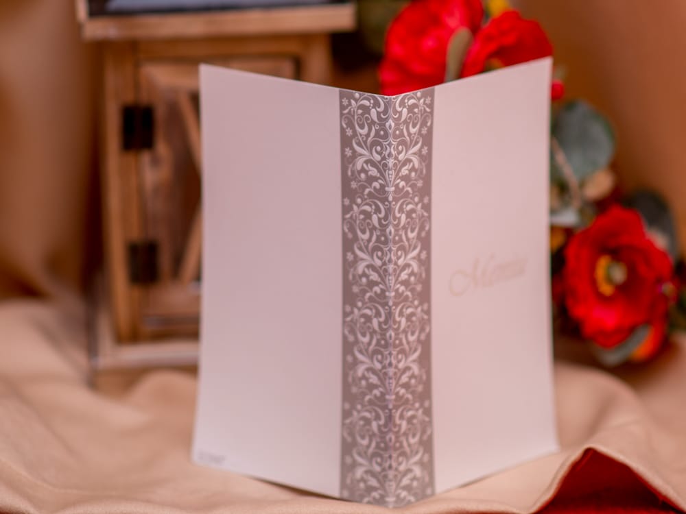 Meniuri nunta din carton sidefat cu motive florale în relief 11 x 18.5 cm Meniuri nunta din carton sidefat cu motive florale în relief 11 x 18.5 cm