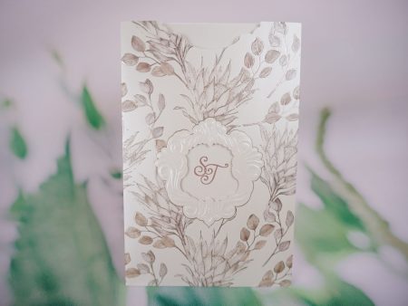 Invitatii nunta flori decupaj text sidefat in relief 15 x 23 cm