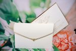 Invitatii nunta margini aurii cu accesoriu pietricele 22.7 x 15.8 cm 1 Invitatii nunta margini aurii cu accesoriu pietricele 22.7 x 15.8 cm