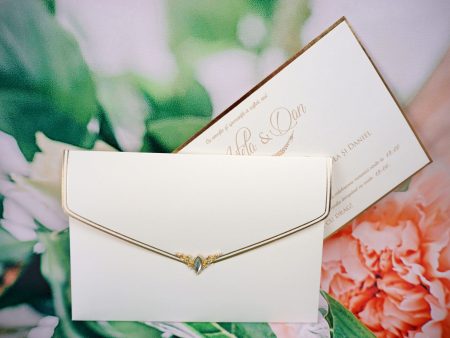 Invitatii nunta margini aurii cu accesoriu pietricele 22.7 x 15.8 cm