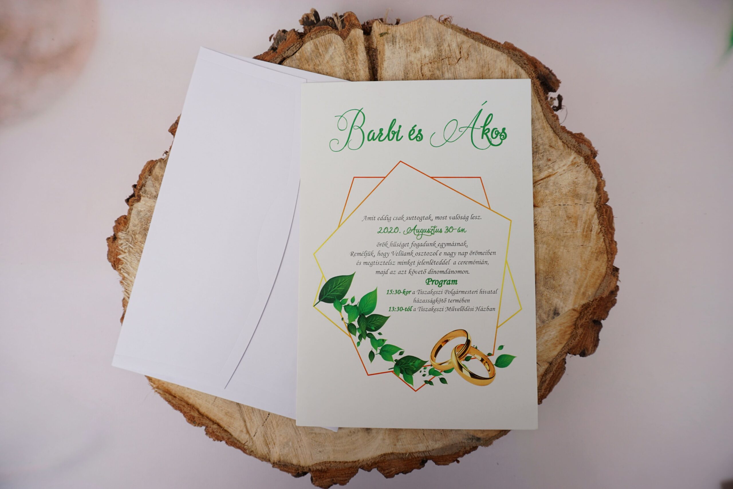 Invitatii nunta carton luciosflori roz plic inclus 13.5 x 20 cm invitatie de nunta din carton lucios cu decor verde si inele pe o bucată de lemn