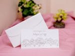 Invitatii nunta cu model argintiu in relief tip buzunar 10.5 x 21 cm