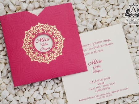 Invitatii nunta roz cu detalii aurii model mat cu striatii si buzunar cu decupaj 18 x 18 cm