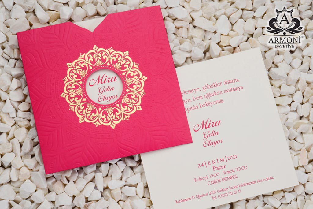 Invitatii nunta roz cu detalii aurii model mat cu striatii si buzunar cu decupaj 18 x 18 cm Invitatii nunta roz cu detalii aurii model mat cu striatii si buzunar cu decupaj 18 x 18 cm