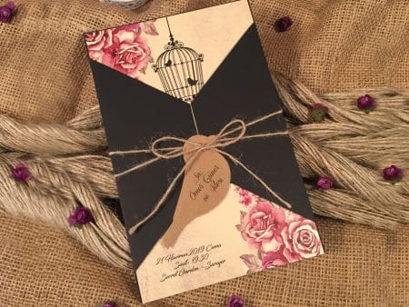 Invitatii nunta elegante crem negre cu trandafiri rosii 13.5 x 20.8 cm