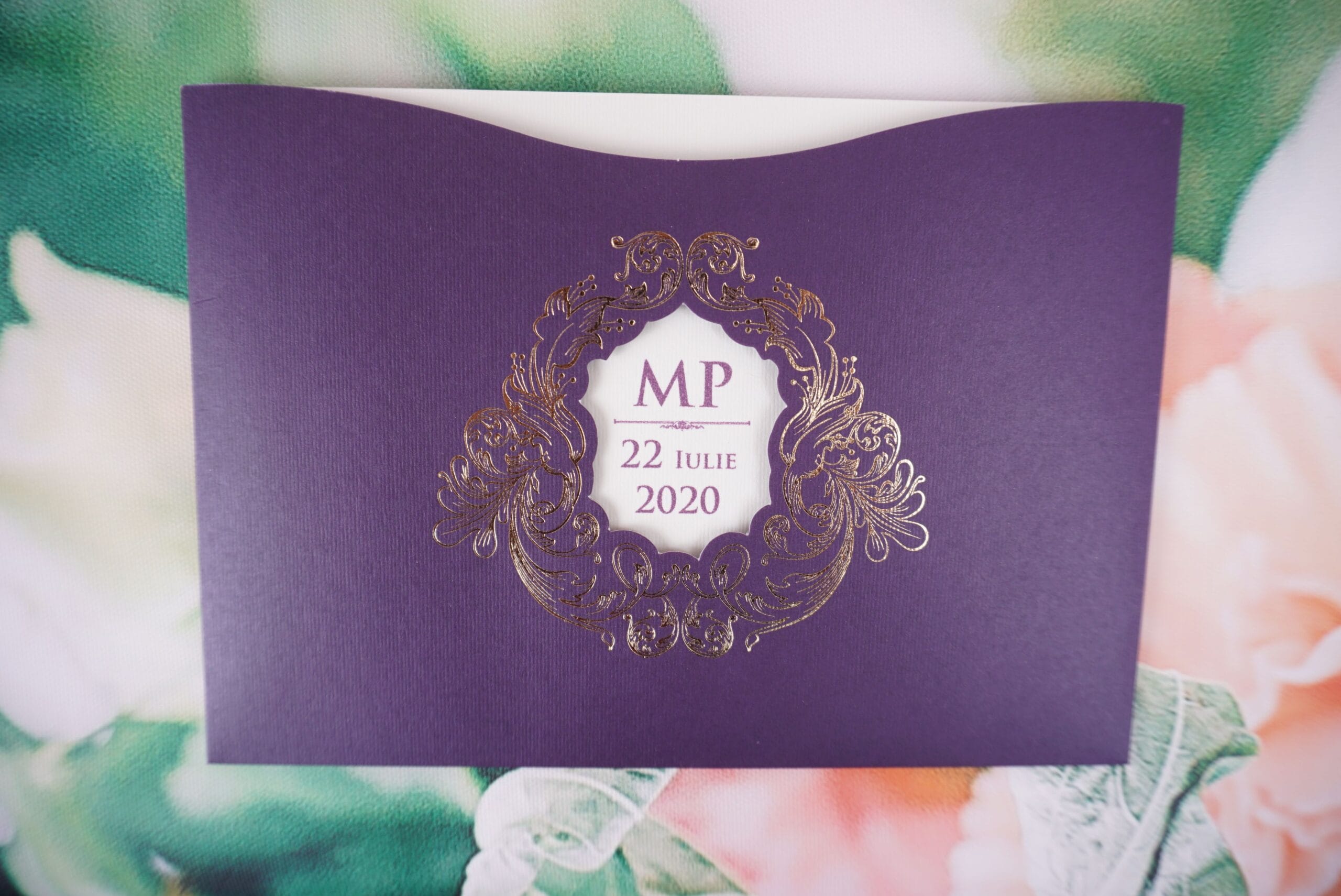 Invitatii nunta carton mat auriu si plic tip buzunar 19.6 x 13.8 cm Invitatii nunta carton mat auriu si plic tip buzunar 19.6 x 13.8 cm