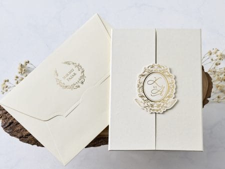 Invitatii nunta crem cu model auriu 29.5 x 21 cm