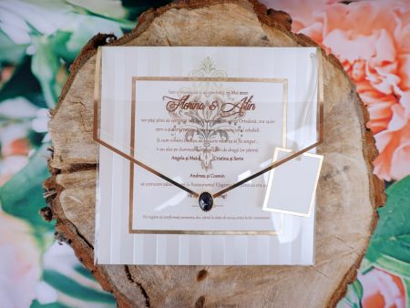 Invitatii nunt cu stripuri margini aurii plic transparent si pietricica 17.5 x 17.5 cm