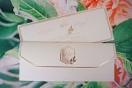 Invitatii nunta marginile aurii plic clasic decupaj auriu 26.6 x 10.5 cm