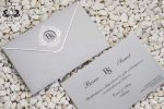 Invitatii nunta gri cu model relief si decupaj detalii argintii plic lucios si sigiliu ceara 23 x 15 cm
