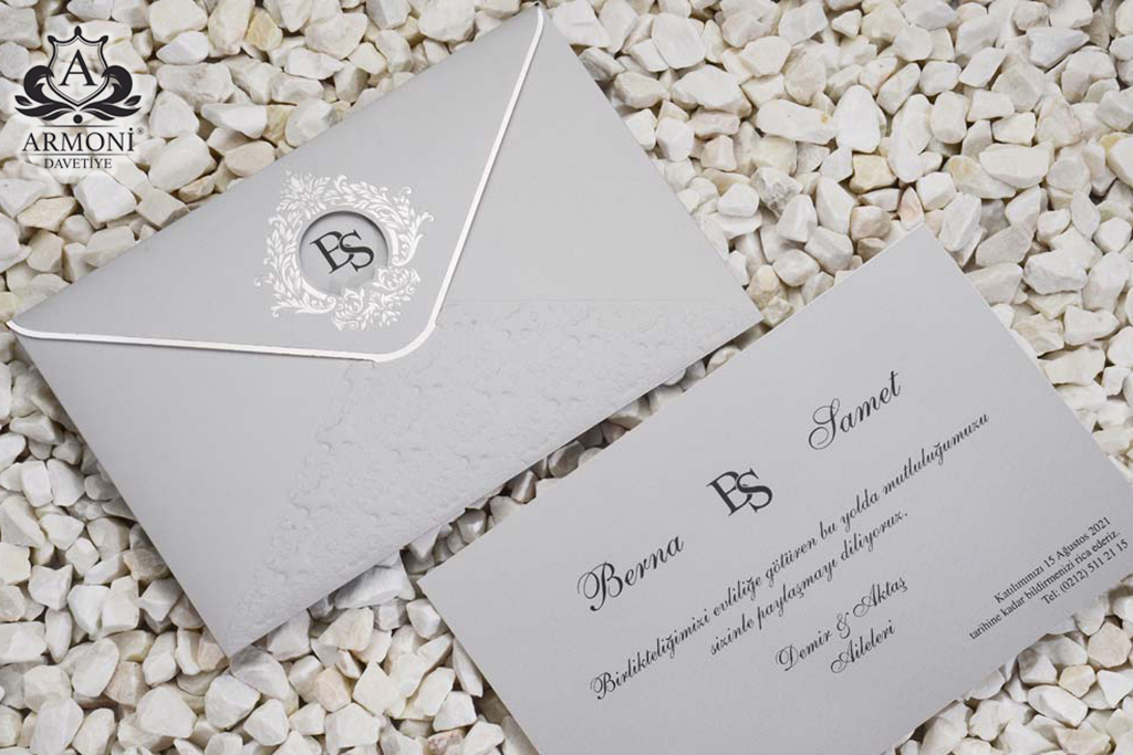 Invitatii nunta gri cu model relief si decupaj detalii argintii plic lucios si sigiliu ceara 23 x 15 cm Invitatii nunta gri cu model relief si decupaj detalii argintii plic lucios si sigiliu ceara 23 x 15 cm