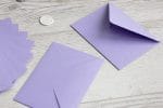 Plicuri lila invitatii nunta botez