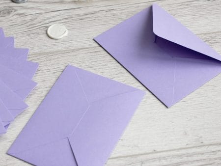 Plicuri lila invitatii nunta botez