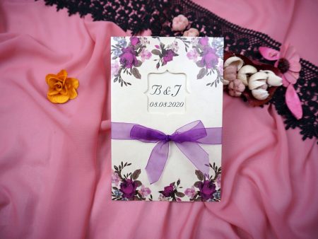 Invitatii nunta flori si panglica mov 14 x 20.7 cm