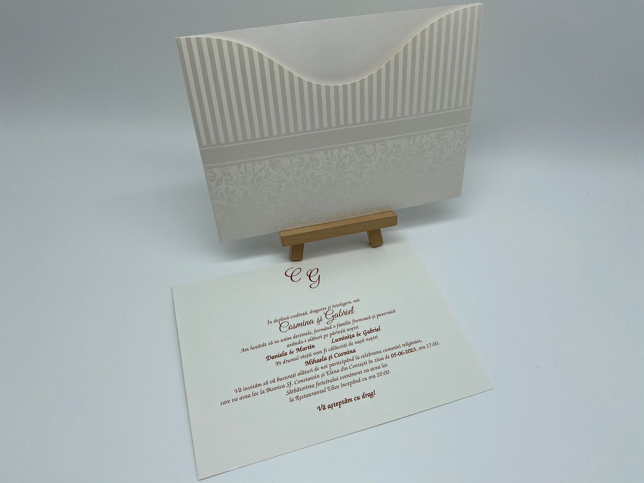 Invitatii nunta crem model argintiu 14 x 18.8 cm Invitatii nunta crem model argintiu 14 x 18.8 cm