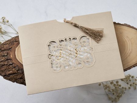 Invitatii nunta lux cu ciucuras matase decupaj nume miri 20.6 x 15.8 cm