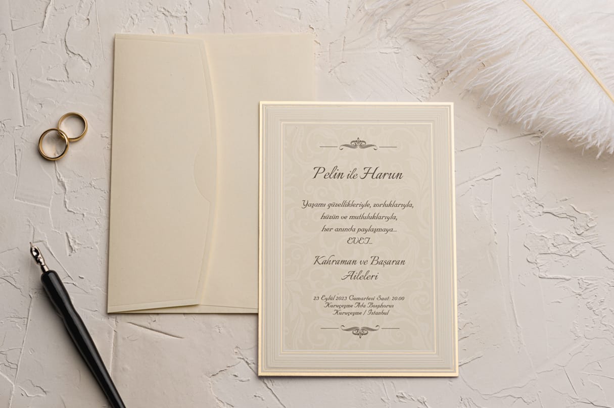 Invitatii de nunta cu detalii aurii elegante si delicate Invitatii de nunta cu detalii aurii elegante si delicate