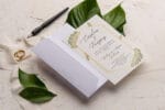 Invitatii nunta verde si auriu cu plic inclus in pret