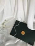 Invitatii nunta plexiglass cu trandafiri plic verde inchis
