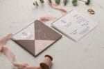 Invitatii nunta maro cu roz plic elegant inclus