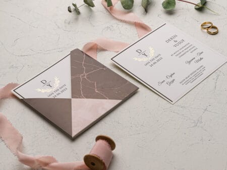 Invitatii nunta maro cu roz plic elegant inclus