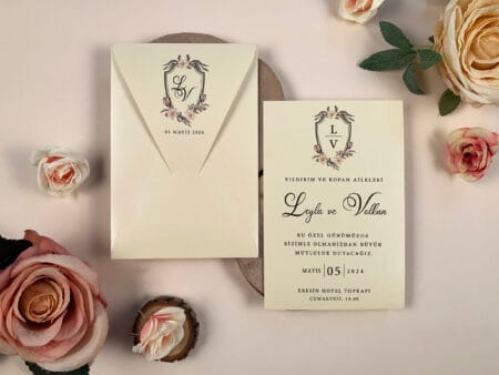 Invitatii nunta din carton lucios crem si flori mov
