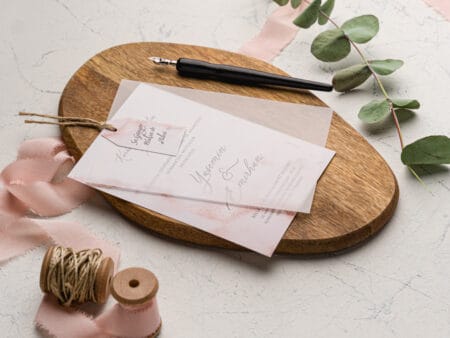 Invitatii nunta cu calc nuanta roz si crem