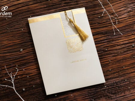 Invitatii nunta eleganta cu canaf auriu plic decupat nuanta crem