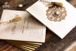 Invitatii nunta eleganta din carton gros cu canaf auriu