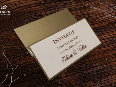 Invitatii nunta eleganta din carton auriu si crem pliata in trei