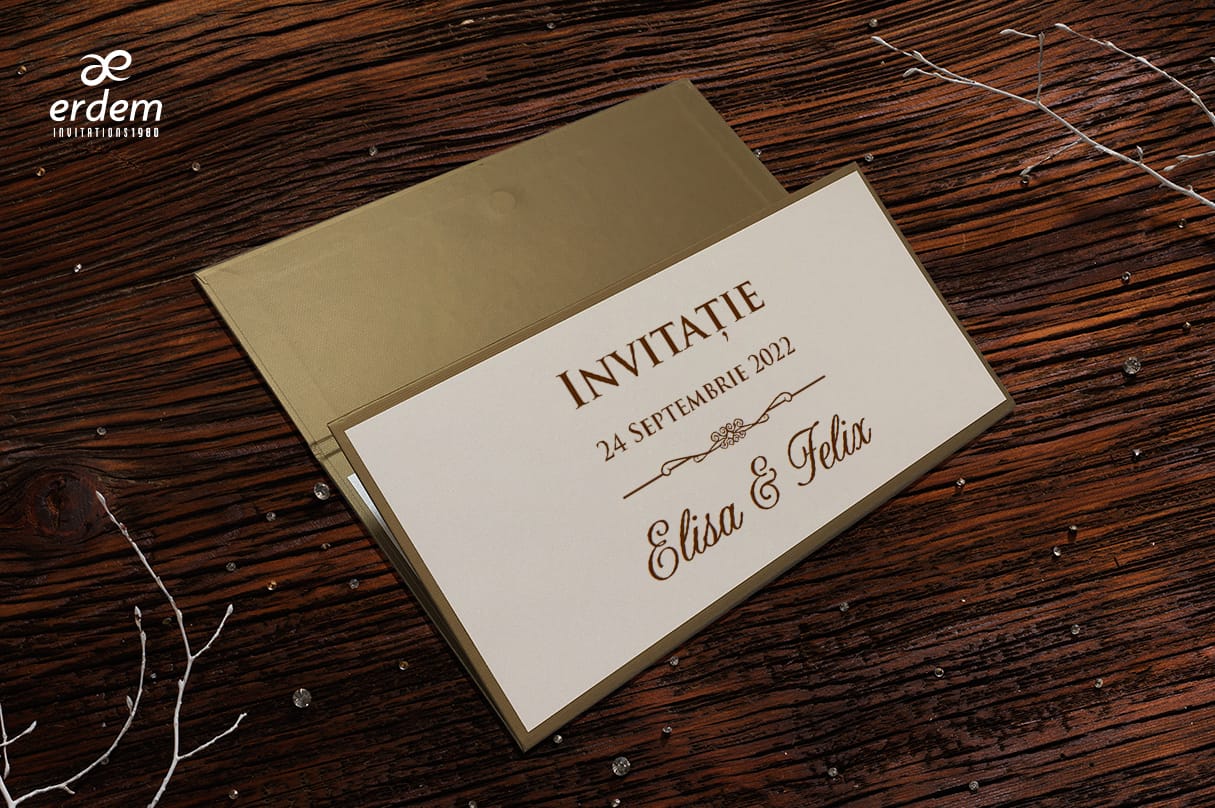 Invitatii nunta eleganta din carton auriu si crem pliata in trei Invitatii nunta eleganta din carton auriu si crem pliata in trei