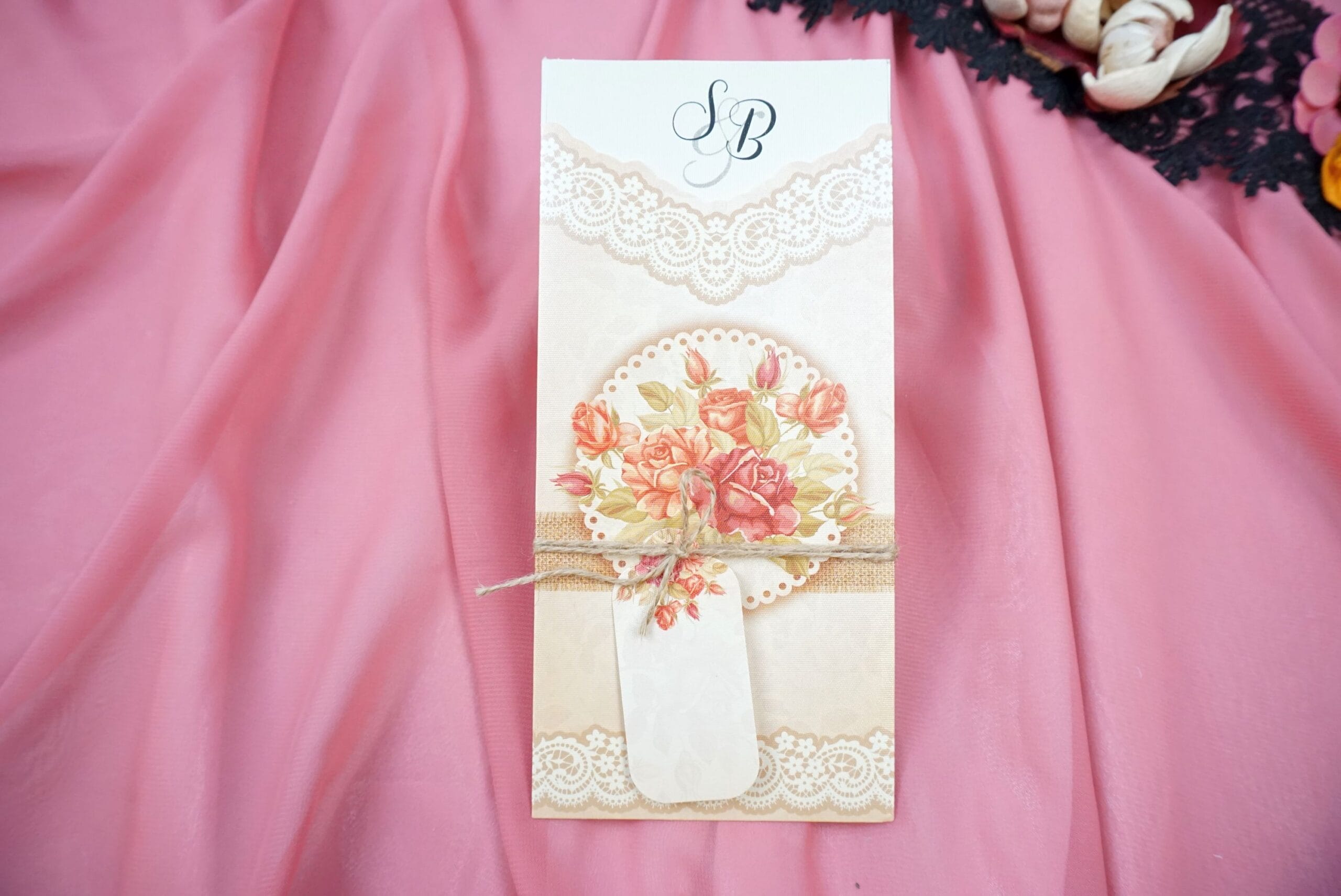 Invitatii nunta model clasic floral cu sfoara Invitatii nunta model clasic floral cu sfoara