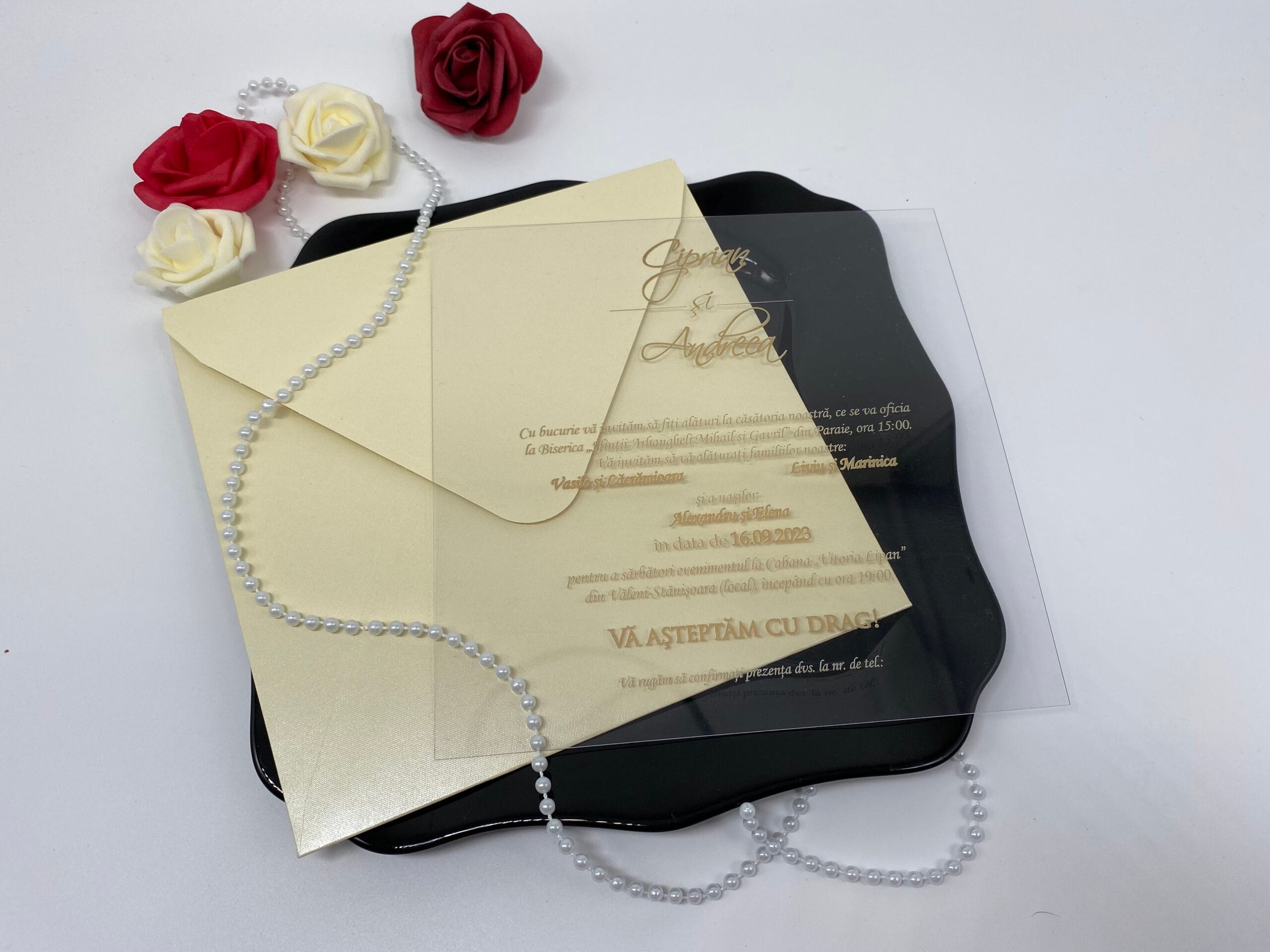 4fe3abd2-2 Invitatii nunta plexiglass patrata cu plic inclus nuanta crem sidef