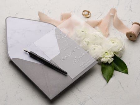 Invitatii nunta plexiglass cu plic gri patrat