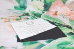 Invitatii nunta eleganta cu plic negru si detalii aurii
