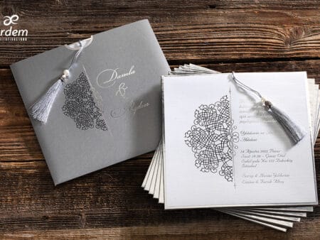 Invitatii nunta eleganta din carton gros cu plic argintiu cu canaf gri