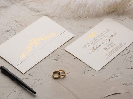 Invitatii nunta crem cu auriu din carton gros