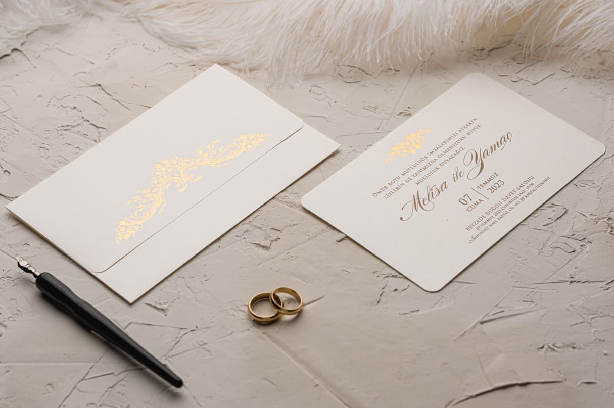 Invitatii nunta crem cu auriu din carton gros Invitatii nunta crem cu auriu din carton gros
