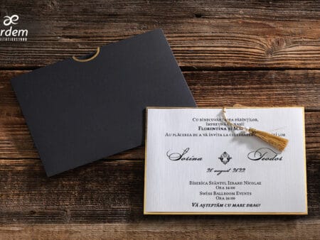 Invitatii nunta eleganta cu plic negru si canaf auriu din carton argintiu