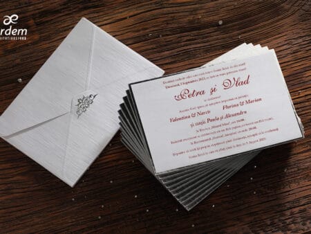 Invitatii nunta eleganta cu argintiu din carton gros alb