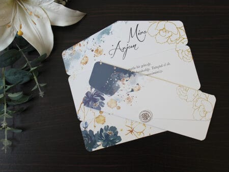 Invitatii nunta cu flori nuanta bleu cu auriu pliata in trei