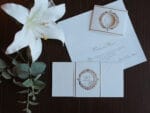 Invitatii nunta embosata alba print auriu
