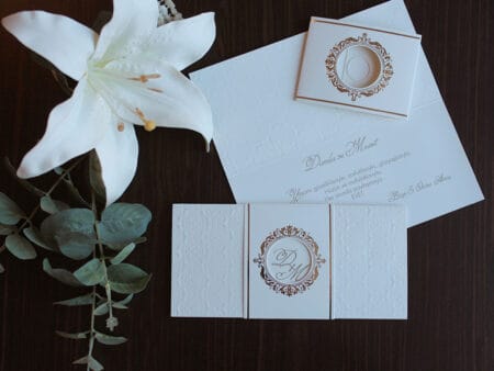 Invitatii nunta embosata alba print auriu