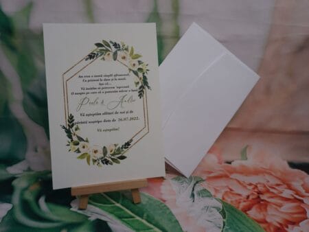 Invitatii nunta eleganta cu flori nuanta verde cu auriu